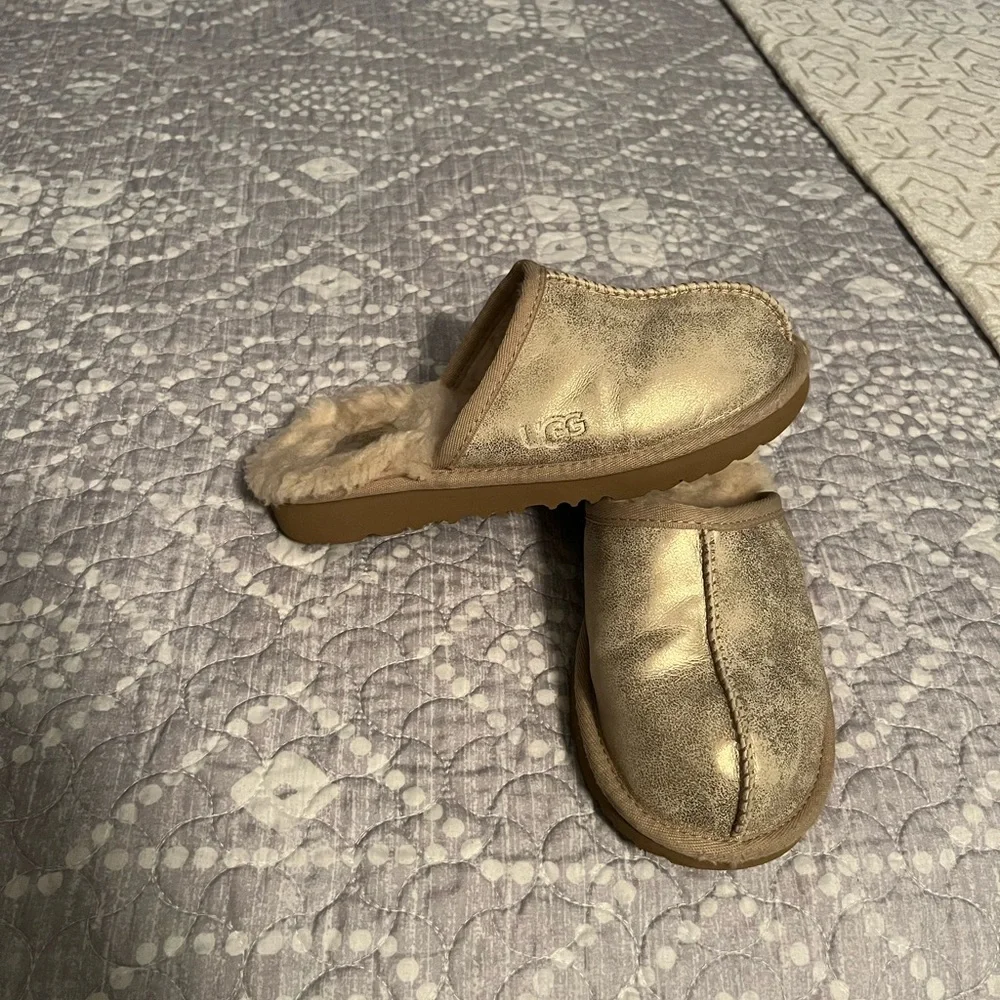 UGG Little Girls Metallic Gold Slippers. Size 1, never worn.